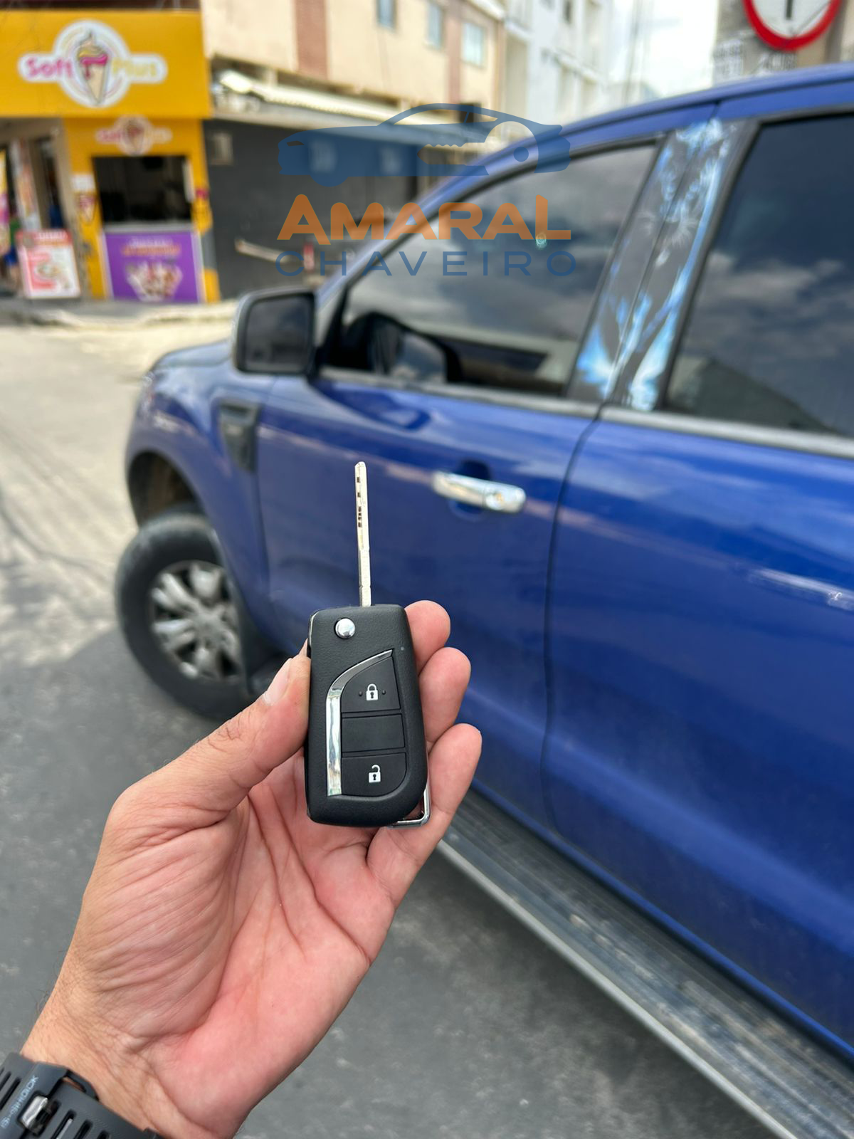 chave automotiva codificada para carro SUV em serviço de chaveiro